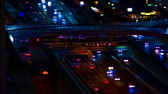 在东京城市的微型高速公路上的一个夜晚的时间间隔