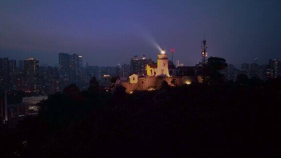 澳门夜山上的桂亚灯塔