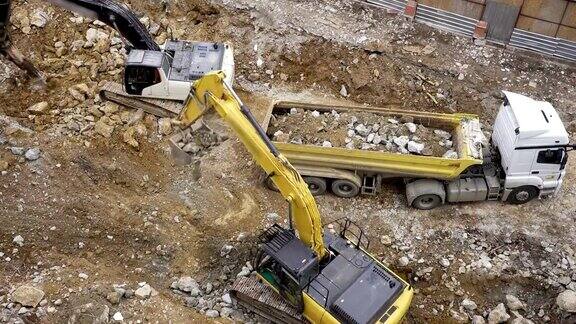 在建筑工地工作的挖掘机