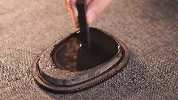 传统中国水墨制作与砚台特写