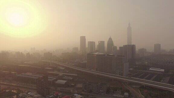 鸟瞰图的城市台北在黎明台湾