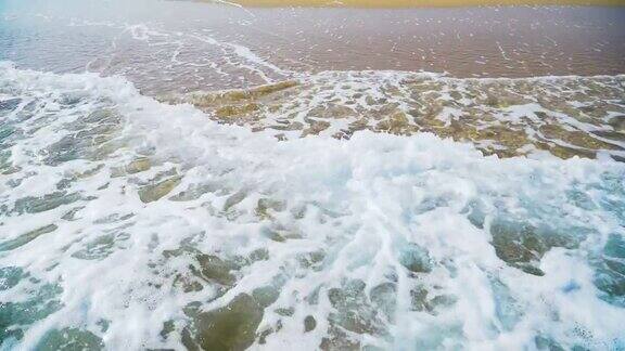 海浪卷起沙滩的特写镜头