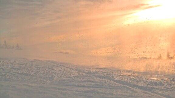 日落时分滑雪板在斜坡上雕刻的时间曲线