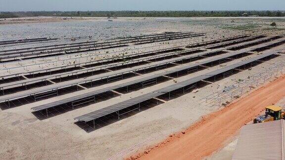 在冈比亚的Jambur发现了正在建设的太阳能电池板的巨大光伏发电厂