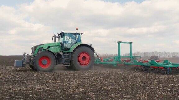 农用拖拉机在田间运行时的三轴弹簧视频稳定