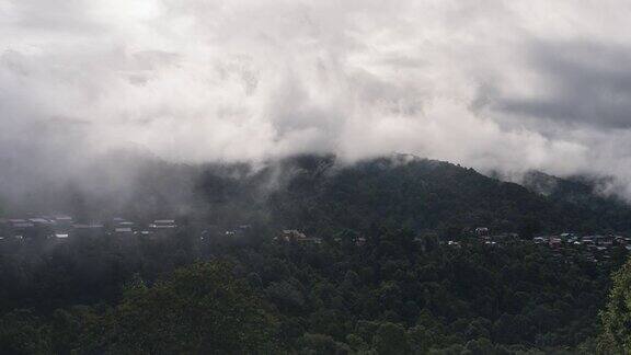时间流逝云在小村庄DoiSakatPua区泰国南省;改变运动