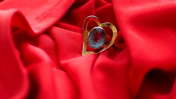红色缎子上的心形钻石戒指