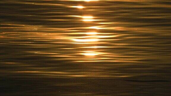 海滩上的日落-宁静的田园诗般的场景金色的日落在海上泰国普吉岛4K