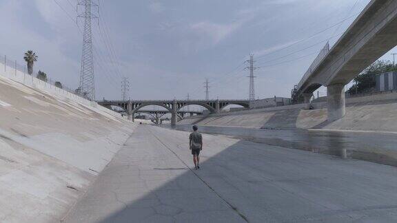 一个人走在洛杉矶河里