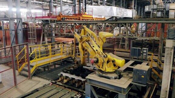自动化工业机器上的产品砖输送带