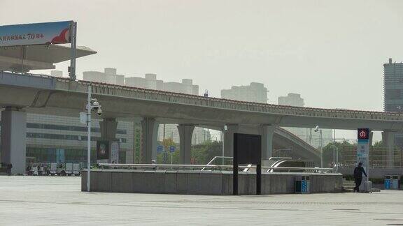 阳光明媚的一天杭州主站前单轨交通道路广场延时全景4k中国