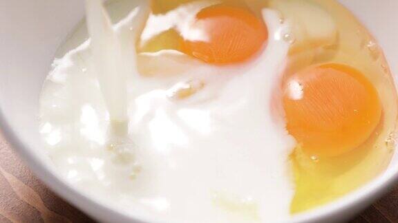 把牛奶倒进一碗生鸡蛋里