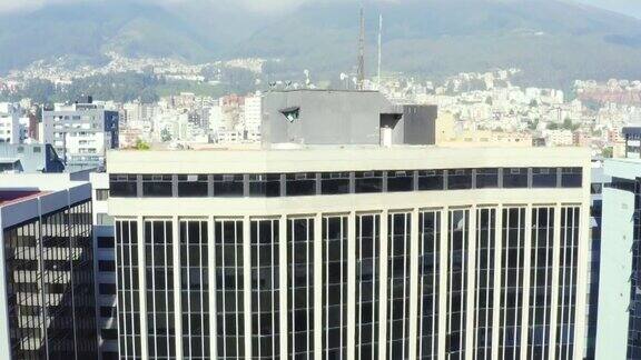 一个有黑色窗户的大型商业建筑的鸟瞰图