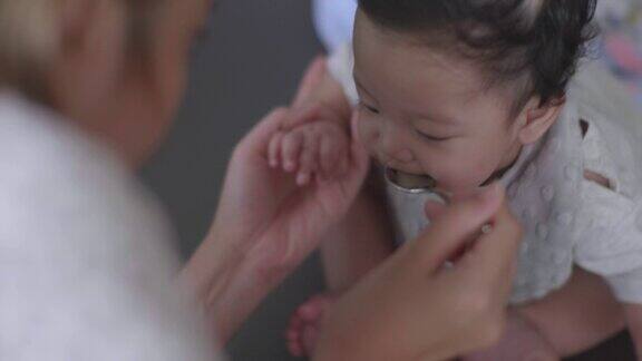 亚洲小男孩吃婴儿食品的特写