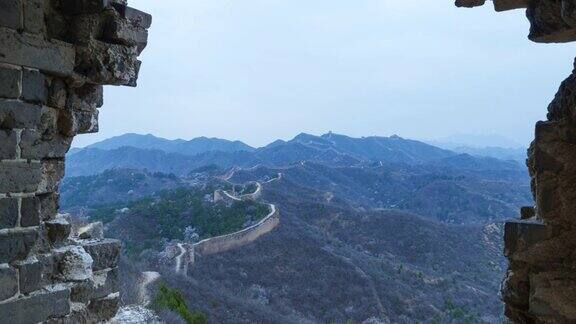 近距离拍摄中国长城的砖墙春天的自然风光放大镜头(延时)