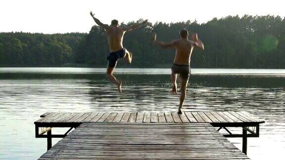 朋友们跳进湖里夏天的活动
