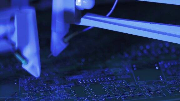 生产中成品电路板的自动检测特写在电子厂测试成品电子合同制造