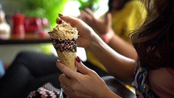 年轻的潮女在吃冰淇淋