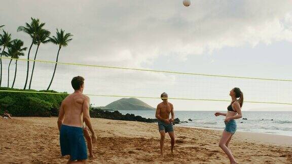 情侣们在沙滩上打排球