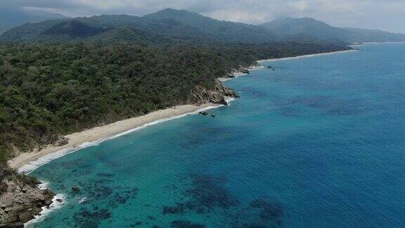 无人机拍摄的哥伦比亚海滩和森林
