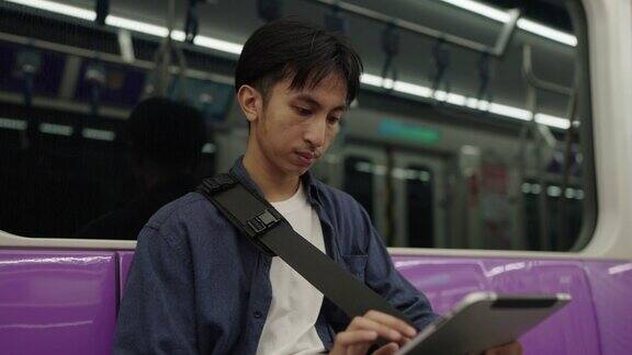 人们在电动火车上使用数字平板电脑