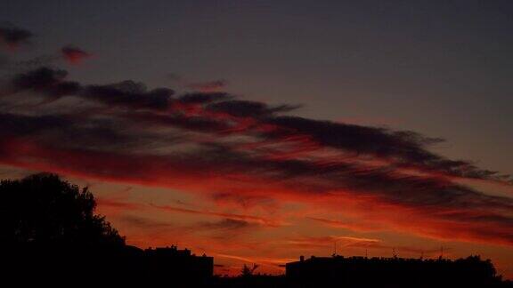 红紫橙蓝粉日落天空云时间流逝在罗马