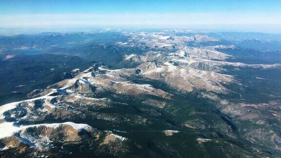 鸟瞰图的积雪覆盖的科罗拉多州落基山脉