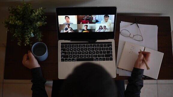 家庭办公视频会议与休闲服装使用笔记本电脑