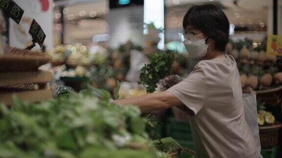 戴着防护口罩的女子在超市购物时使用环保袋