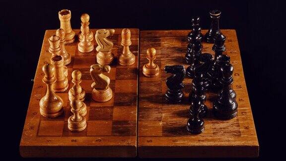 在中间游戏中玩旧棋子停止动作复古的国际象棋游戏与皇后开局黑色背景