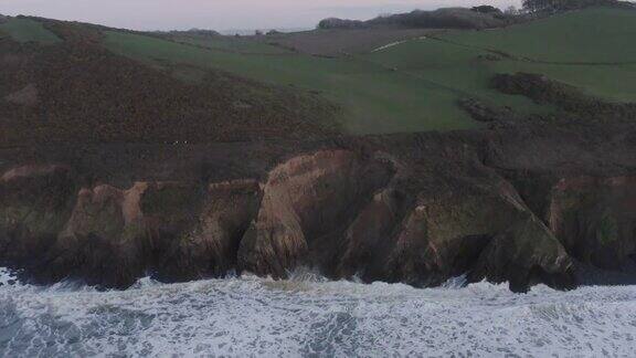 海浪打破海岸线岩石的鸟瞰图