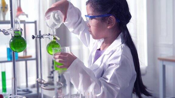 一名女子私立小学的STEM学生正在进行科学实验