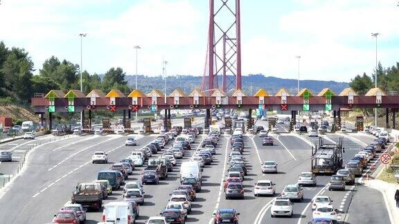 汽车经过收费高速公路点收费站靠近大桥葡萄牙里斯本