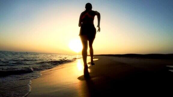 慢跑在日落之后沙滩假日