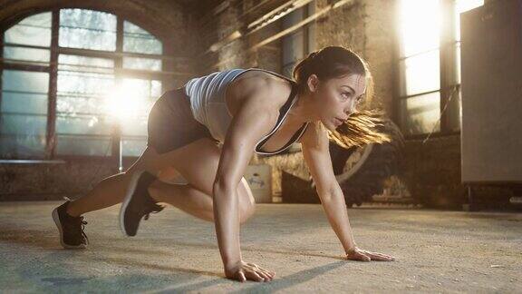 体育美女跑步平板支撑作为她的交叉健身健身健身房日常训练的一部分
