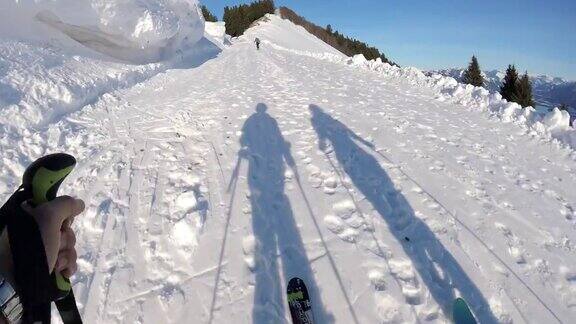 在奥地利阿尔卑斯山滑雪旅游