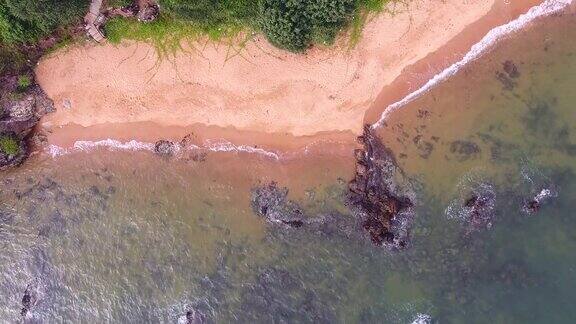 飞越热带海洋和海滩与波浪破碎航拍视频