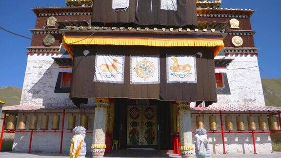 中国青海的金顶藏传佛教寺院