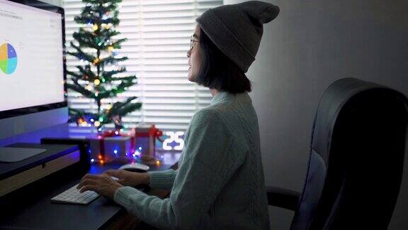 亚洲妇女在家享受圣诞假期和使用电脑