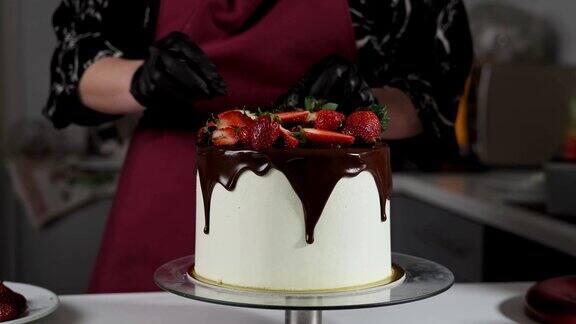 准备制作浆果巧克力蛋糕女人的手装饰蛋糕