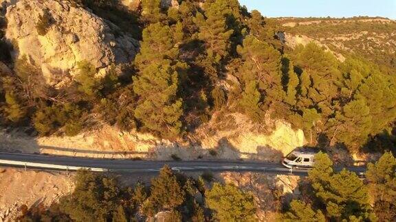 南欧货车旅行无人机剪辑:西班牙阿拉贡韦斯卡比利牛斯的乡村公路
