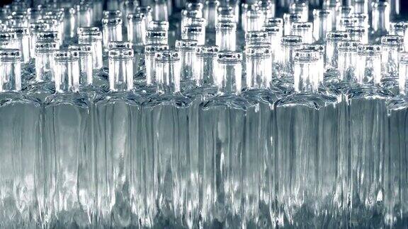 很多透明的瓶子靠近点生产线按顺序移动瓶子