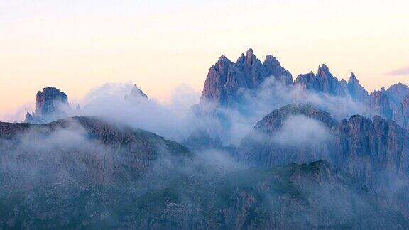 清晨的国家自然公园在白云石阿尔卑斯山意大利美丽的自然风光