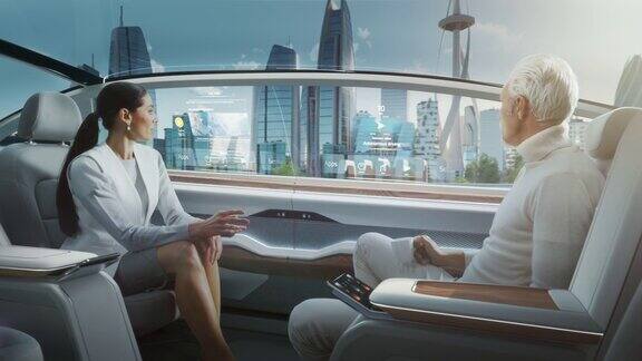 美女和老人在无人驾驶汽车里聊天未来的自动驾驶货车正在一座玻璃摩天大楼的现代城市的公路上行驶