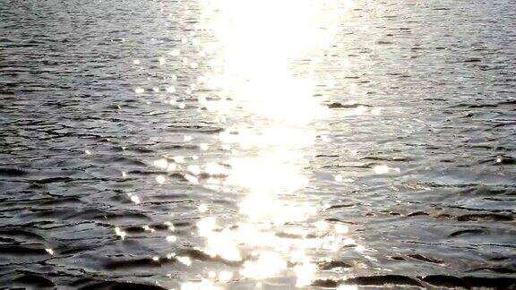 阳光反射在金色的水面上