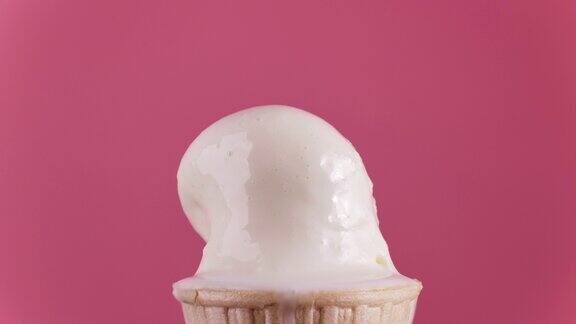 在粉色背景下融化的香草冰淇淋冰淇淋融化的时间推移