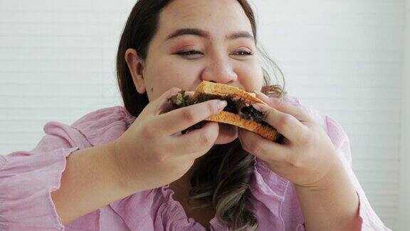 为减肥而吃三明治沙拉的胖女人的特写镜头