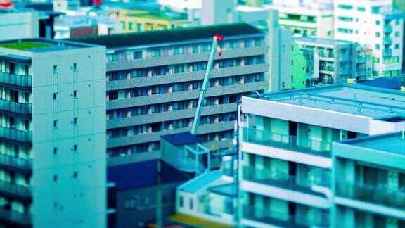 在东京的建筑顶部移动的起重机发生了倾斜