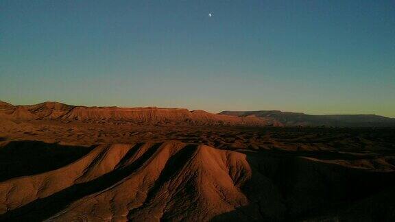 无人机全景美国西部沙漠在日落地平线和辉煌的科罗拉多在黄金时间4K视频系列