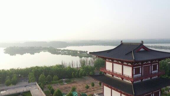 湖边的中国古庙